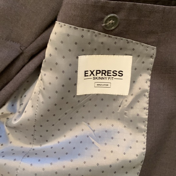 Express Innovator Suit - Picture 2 of 6